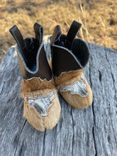Load image into Gallery viewer, Baby Boots - Small 080