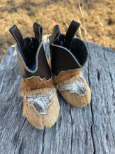 Load image into Gallery viewer, Baby Boots - Small 080