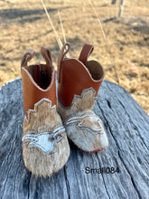 Load image into Gallery viewer, Baby Boots - Small 084