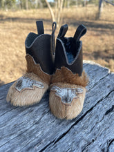 Load image into Gallery viewer, Baby Boots - Small 080